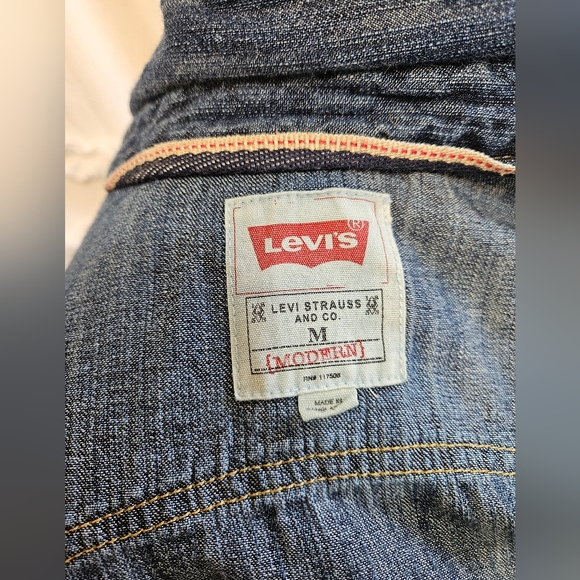 Men’s Levi Button-down Denim Shirt - Picture 2 of 16